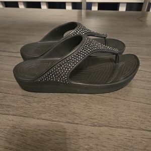 Crocs Sloane Embellished Wedge Flip Flop Sandals Womens Size 8 Black Rhinestone
